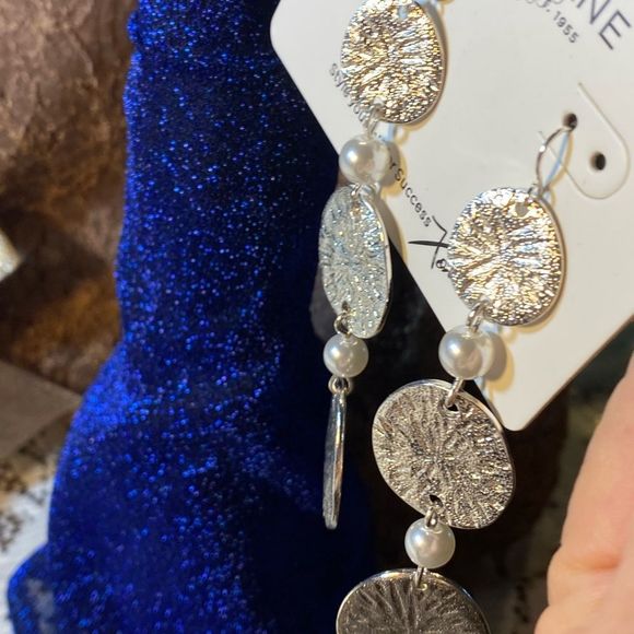 NWT BEACH PARTY WHITE SILVER POLISHED METAL MAREN EARRINGS WHITE GLASS PEARLS - Picture 9 of 10